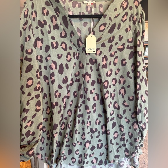 NWT Jodifl Leopard Print Top In Sage With A V-Neckline And Long Draped Bubble Sl - Picture 1 of 2